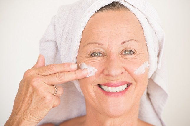 Uno de los aspectos que más preocupa a personas de mediana edad es la aparición de las temidas manchas en la cara