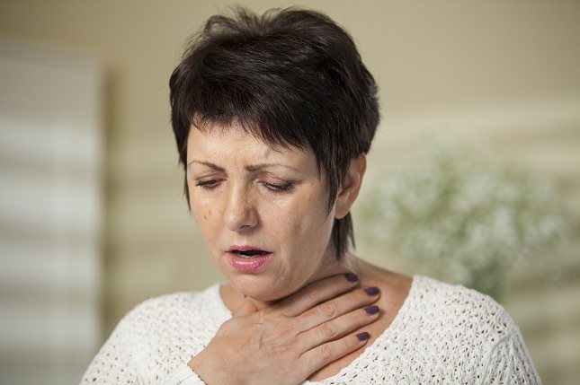 Puede ocurrir que la tos se deba a la presencia de mocos en la garganta