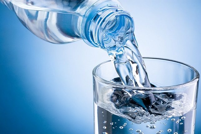  Son muchos los beneficios los que aporta el agua en botella