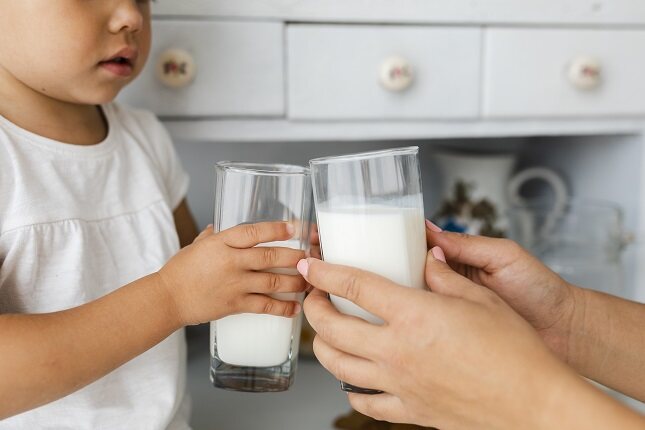 La leche puede ser entera o desnatada según la grasa que contenga