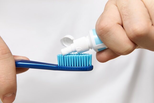 Los expertos aconsejan el lavarse varias  veces al día los dientes con un poco de flúor