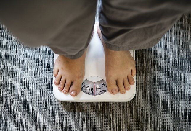 El factor genético de la persona también puede influir a la hora de de sea propensa a tener unos kilos de más