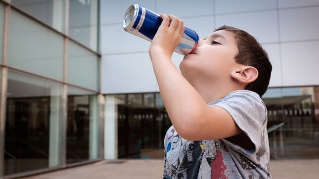 En los últimos años se han puesto muy de moda entre los niños y los adolescentes las famosas bebidas energéticas