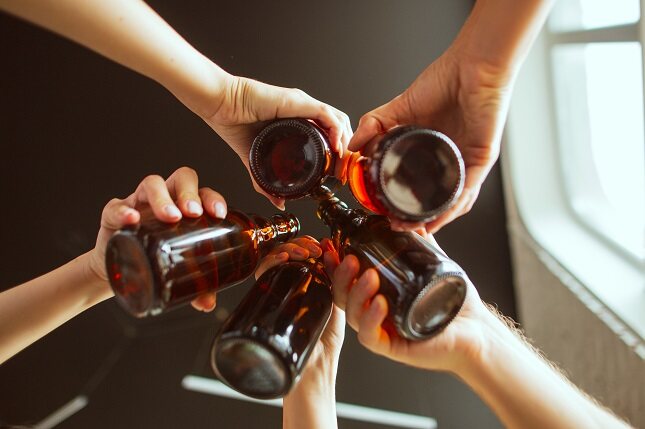Los datos indican que los adolescentes se suelen iniciar en el mundo del alcohol a partir de los 13 años de edad