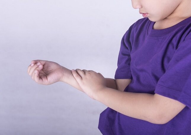 A día de hoy no se conoce una causa o un motivo por la que un niño puede llegar a sufrir una determinada artritis