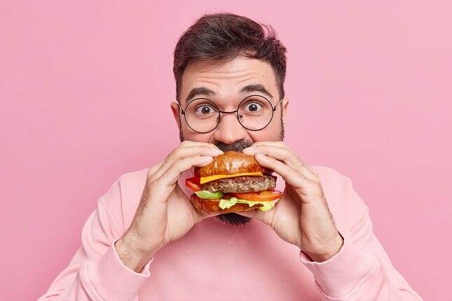 Hay una relación directa entre comer demasiado rápido y problemas de obesidad o de hipertensión
