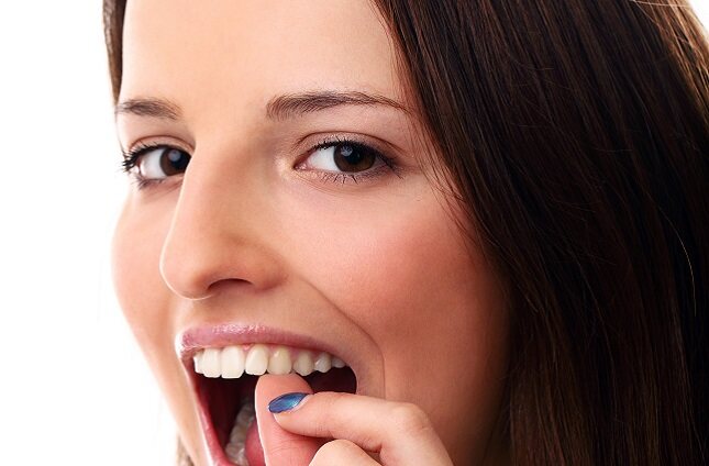 El sarro es un depósito de placa dentaria que se adhiere a la superficie de los dientes