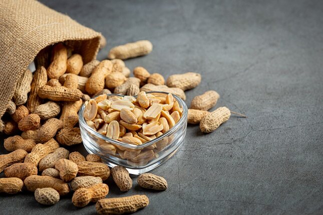 Unos 30 gr de cacahuetes contienen unas 130 calorías 