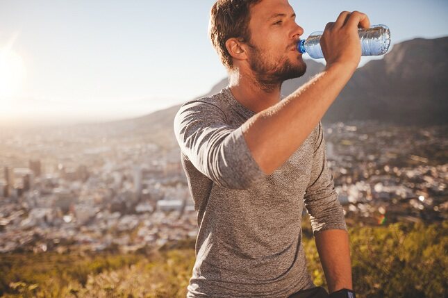 Lo aconsejable es beber al menos unos dos litros de agua al día