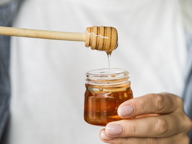 Pure honey has many health benefits and properties.