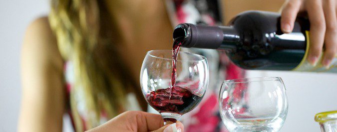 El vino tinto tiene unas propiedades que los otros vinos no poseen