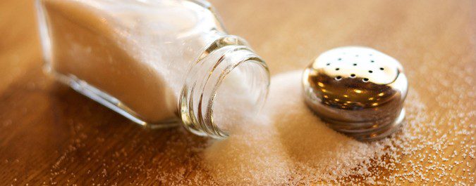 La sal favorece la presión arterial alta, por lo que tenemos que reducirla