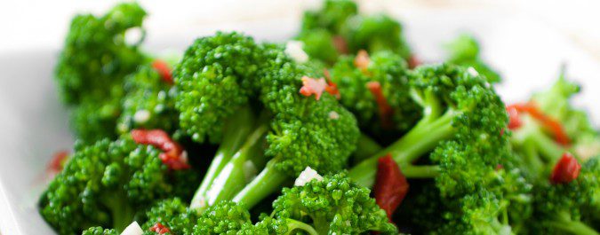 El brócoli contiene mucha vitamina C y E