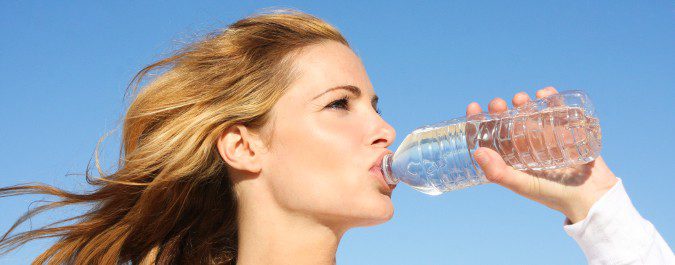 Beber a diario abundante agua ayudará a la expulsión de gérmenes por la orina