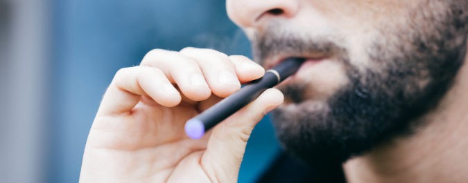 El cigarrillo electrónico genera polémica porque también contiene sustancias tóxicas