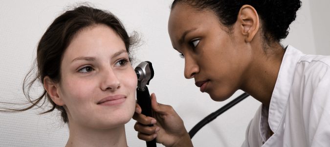  Lo más recomendable, es acudir a nuestro médico en caso de sentir molestias en el oído.