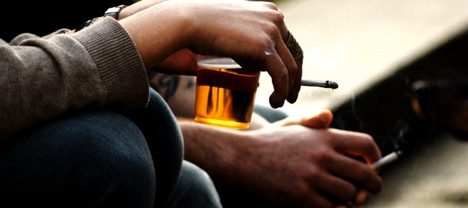 Hábitos como el consumo de alcohol o tabaco pueden agravar los síntomas