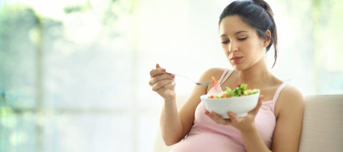 Mujer embarazada comiendo