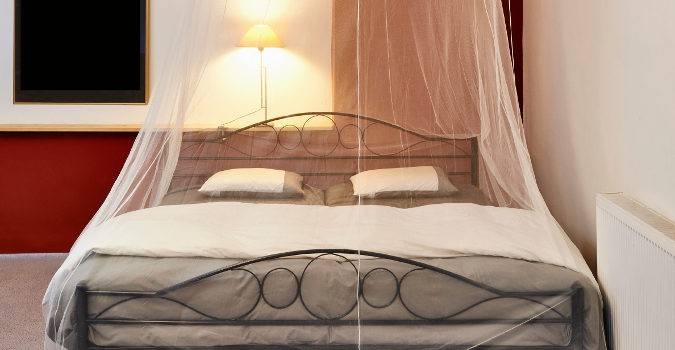 Protege tu cama con una mosquitera por las noches