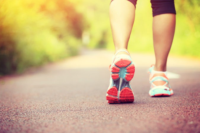 Caminar es un ejercicio más pausado, por lo que hará menos daños a nuestras articulaciones
