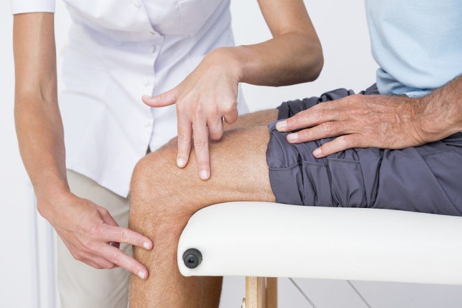 Una visita al fisioterapeuta puede aliviar en gran medida el dolor que produce esta enfermedad
