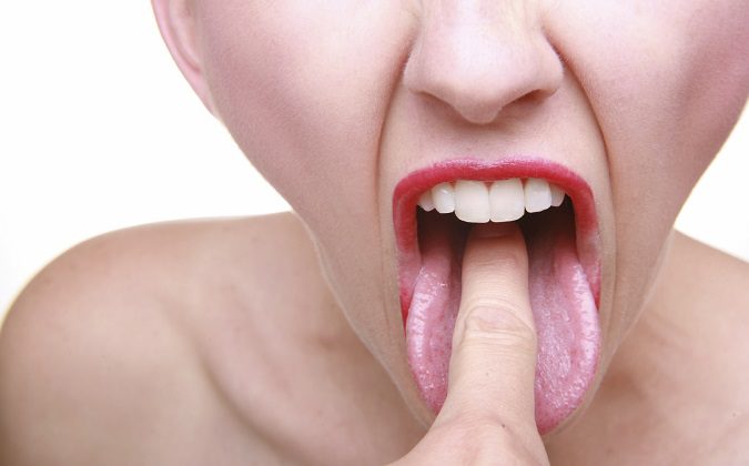 La lengua blanca puede estar ocasionada por diversos factores