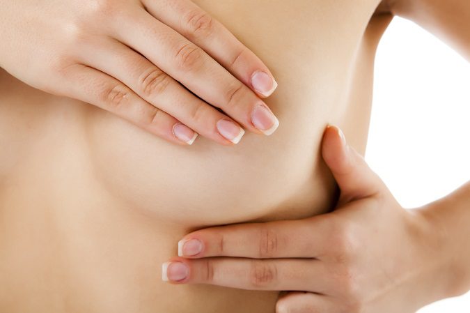 Un riesgo de la mamoplastia es sufrir infecciones