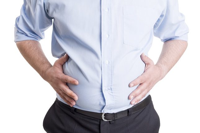 El síntoma más común de la ascitis consiste en un abdomen excesivamente hinchado a causa de la acumulación de líquido