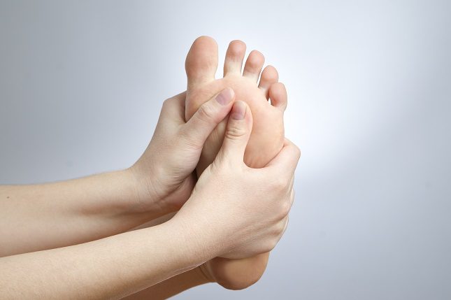Esto puede ser muy doloroso y puede también dificultarnos cualquier actividad que realicemos con los pies