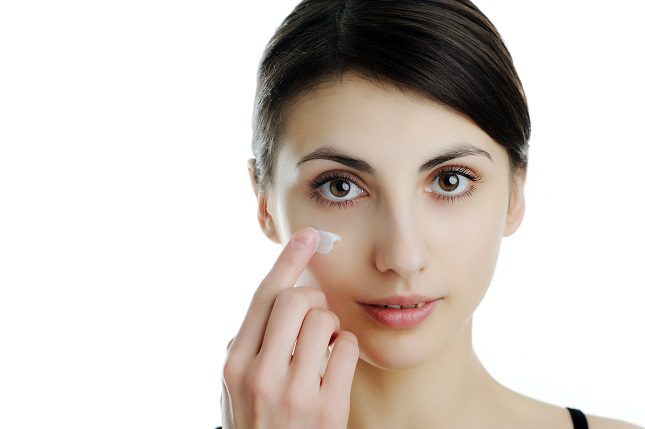 Hay muchas cremas que ayudan a reducir las bolsas de los ojos