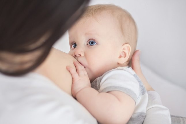 La leche materna se va adaptando al crecimiento del bebé