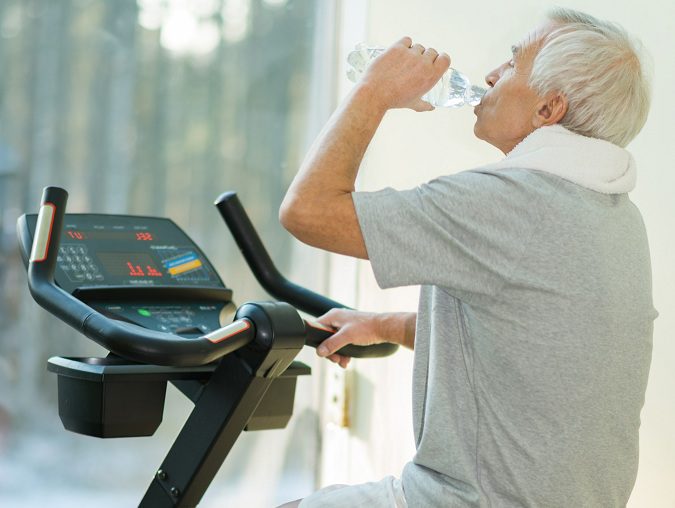 Las personas adultas mayores o personas de tercera edad, pueden hacer unas rutinas de ejercicios diarios para empezar a sentirse mejor con su salud