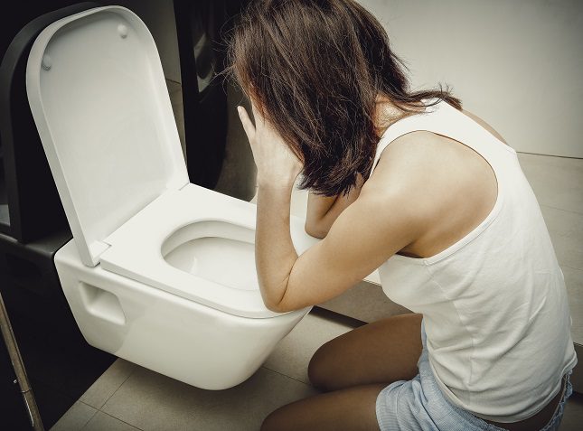 Uno de los efectos que el alto consumo de alcohol puede tener sobre nuestro cuerpo son las ganas de vomitar o el mismo hecho de vomitar
