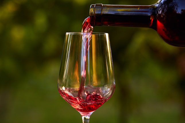 El vino es una bebida alcohólica, por lo que  <b>no todo el mundo puede o debe tomarla