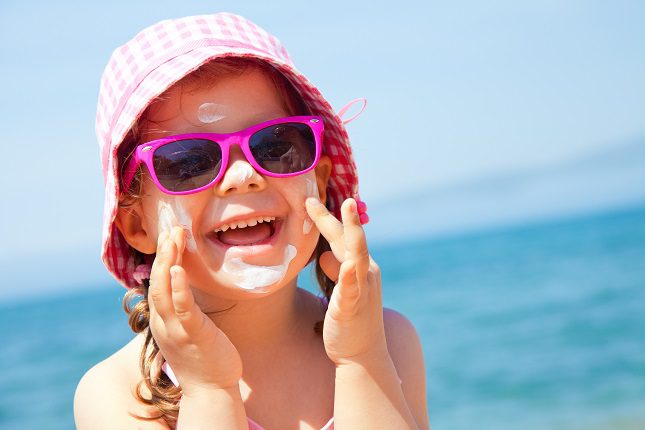 Si vas a la playa o a la piscina debes evitar que los niños estén expuestos al sol durante las horas centrales del día