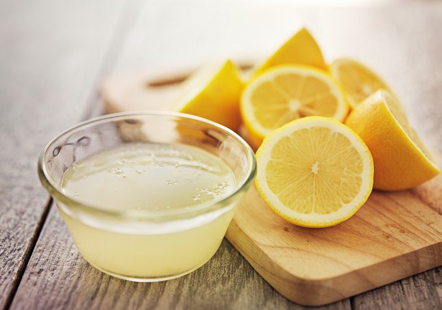 Una forma común de aplicación del zumo de limón es mezclar unas gotas con glicerina para lavarte las manos