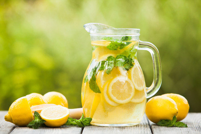 El agua de limón o limonada favorece el tránsito intestinal
