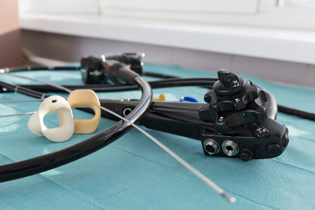 El instrumento utilizado en la CPRE es un endoscopio