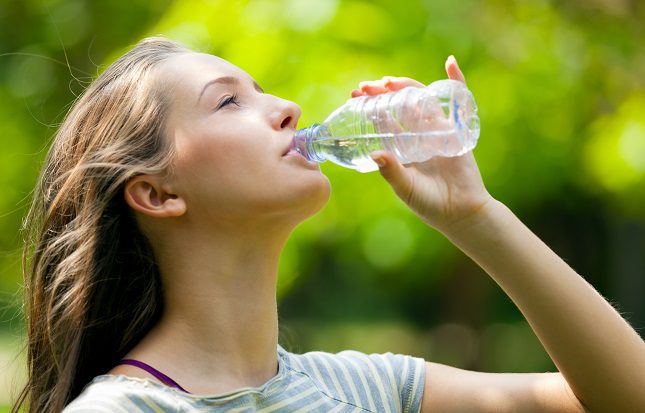 Lo ideal es beber unos dos litros de agua al día