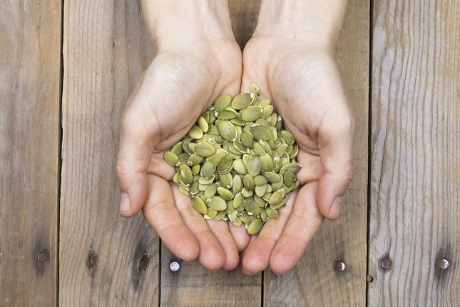 Las semillas de calabaza son un aperitivo relleno de fibra que no pueden faltar en tu dieta