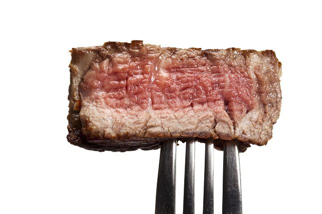 La carne, sobre todo la carne roja, contiene vitamina B12 y hierro, los cuales son esenciales para el buen funcionamiento de nuestra salud