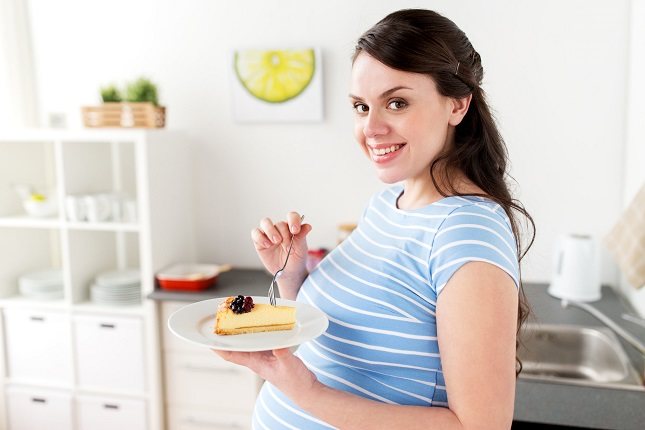 Si se tienen antojos, se pueden incorporar a la dieta de la mujer embarazada