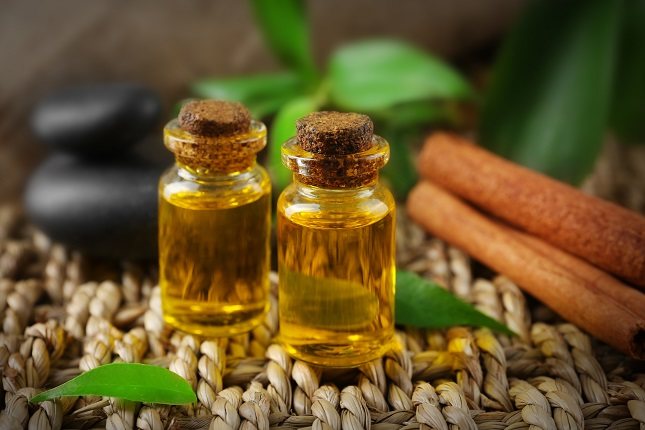 Los beneficios del aceite esencial se pueden cosechar sin contacto físico real y usándolos como aromaterapia