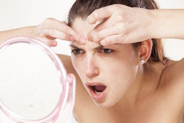 Un grano se puede infectar al salir y las espinillas infectadas suelen pasar cuando una persona tiene acné