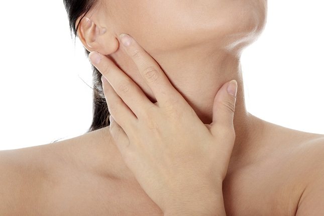 Para diagnosticar el cáncer de garganta, los médicos realizan tanto un un examen físico