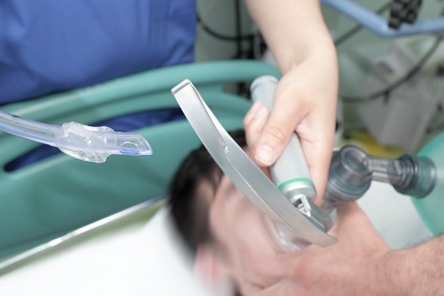 La intubación consiste en introducir un tubo o una sonda en un paciente enfermo a través de la tráquea