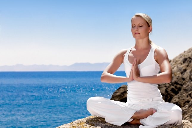 Practica la meditación con mantras varias veces por semana hasta dos veces al día