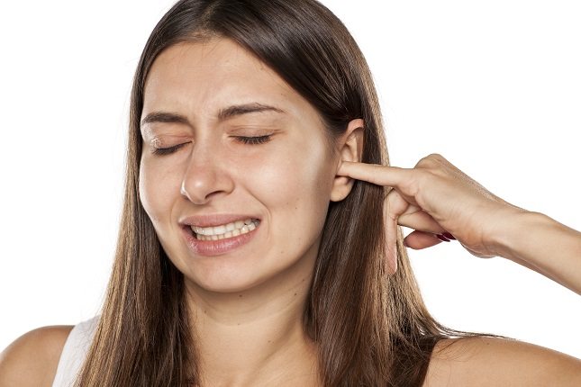 La solución salina es perfecta a la hora de eliminar el cerumen del interior de los oídos
