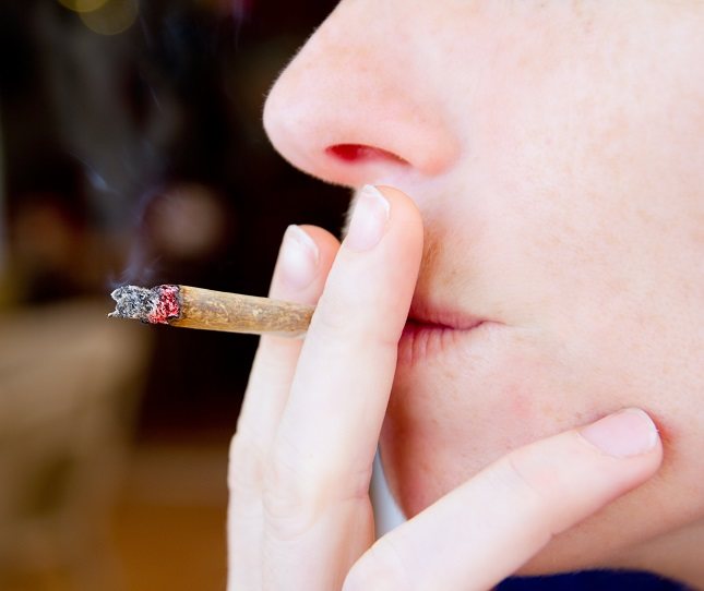 Fumar marihuana, incluso con poca frecuencia, puede causar ardor y escozor en la boca y la garganta