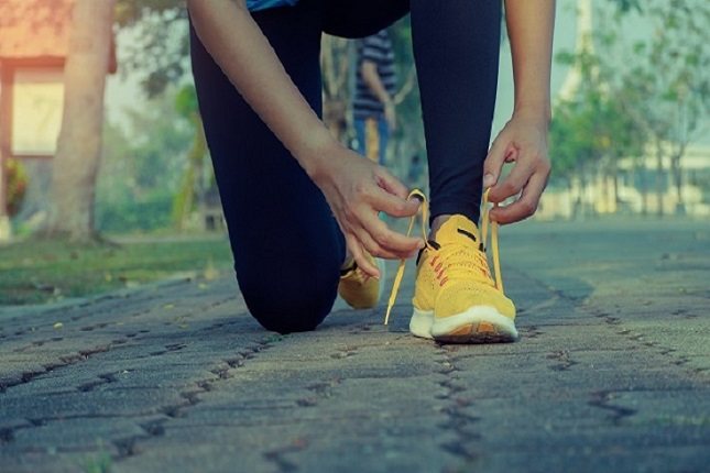 Haz de 5 a 10 minutos de ejercicio aeróbico ligero para relajar los músculos y calentarte para correr